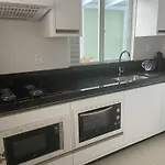 Apartamento 2 dormitórios e sacada 80 mts do mar